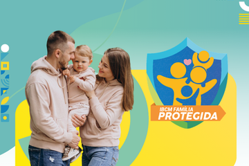 Família sorridente com homem, mulher e uma criança no colo ao lado do selo da campanha IBCM Família Protegida.
