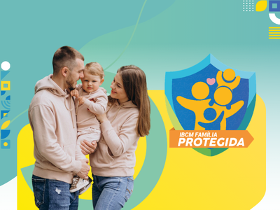 Família sorridente com homem, mulher e uma criança no colo ao lado do selo da campanha IBCM Família Protegida.