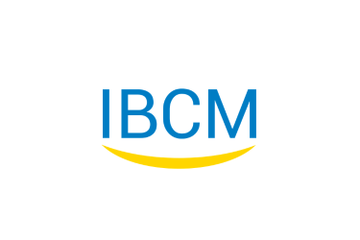 Logotipo da IBCM com letras azuis e um arco amarelo na parte inferior sobre fundo branco.