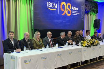 Mesa de honra composta por autoridades e convidados em solenidade dos 98 anos da IBCM. Ao fundo, painel digital com o texto "IBCM 98 Anos - Zelando pela saúde do Servidor Público do RS e seus familiares".